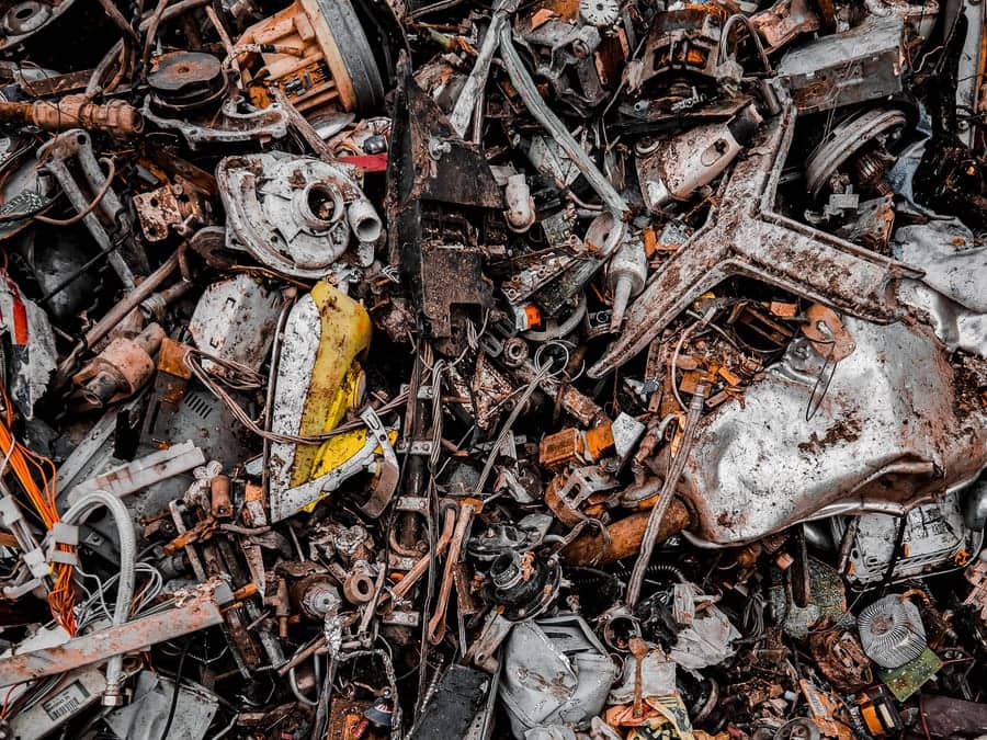 Gusto zbijena hrpa miješanog metalnog otpada — motori, kućni aparati i kablovi