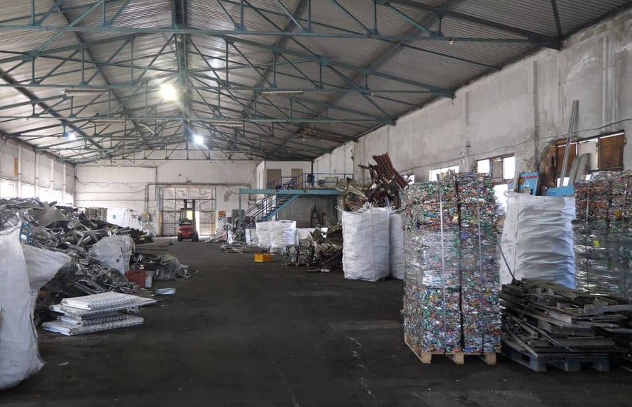 Hala sa hrpama metalnog otpada, velikim vrećama i paletama baliranih limenki
